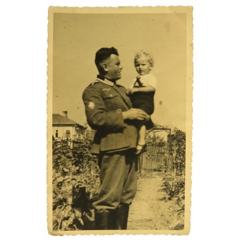 German Wehrmacht Gebirgsjager posing with a child at the  Russian backyard.. Espenlaub militaria